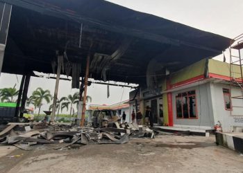 PORAK-PORANDA: Kondisi SPBU di Desa Bakalan, Kecamatan Dukuhseti, Kabupaten Pati, Jawa Tengah ludes terbakar diduga karena mobil yang mengisi BBM mengalami korsleting listrik, Selasa, 2 Juli 2024. (Dok. Pribadi/Harianmuria.com)