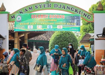 Gapura masuk Destinasi Wisata Religi Makam Syekh Jangkung. (Instagram Patihits/Harianmuria.com)