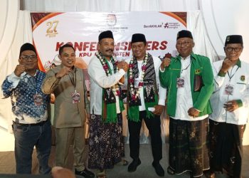 Pasangan calon bupati dan wakil bupati Pati Budiyono - Novi Eko Yulianto menyampaikan keterangan usai mendaftar di KPU Pati, Jawa Tengah, Kamis malam, 29 Agustus 2024. (Setyo Nugroho/Harianmuria.com)