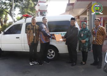 Anggota Dewan Perwakilan Rakyat Daerah (DPRD) Kabupaten Jepara, Bustanul Arif menyerahkan bantuan 1 unit ambulans kepada Kepala Desa Kemujan di Halaman Dinas Kesehatan Kabupaten Jepara, Kamis 1 Agustus. (Tomi Budianto/Harianmuria.com)