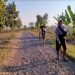 Warga melintasi jalan yang rusak menuju wisata Embung Keruk di Kelurahan Randublatung, Kecamatan Randublatung, Blora. (Hanafi/Harianmuria.com)