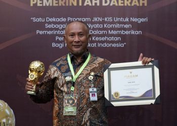 Penjabat (Pj) Bupati Pati Henggar Budi Anggoro saat menerima penghargaan Universal Health Coverage (UHC) tingkat nasional di Jakarta Timur, Kamis, 8 Agustus 2024. (Dok. Harianmuria.com)