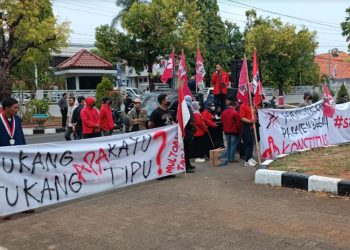 Dewan Pimpinan Cabang Gerakan Mahasiswa Nasional Indonesia (DPC GMNI) Kabupaten Jepara saat menggelar aksi demo di depan Kantor DPRD Jepara, pada Jumat, 23 Agustus 2024. (Tomi Budianto/Harianmuria.com)