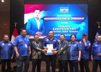 Ketua DPP Partai Demokrat, Agus Harimurti Yudhoyono memberikan rekomendasi Cabup-cawabup kepada pasangan Wahyu Indriyanto-Suharyono didampingi Ketua DPC Partai Demokrat Kabupaten Pati pada Senin 26 Agustus 2024. (Dok. Pribadi/Harianmuria.com)