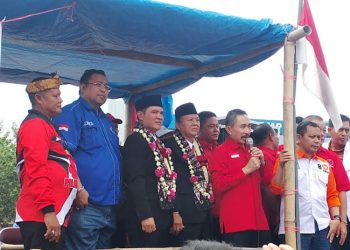 Mantan Bupati Pati Haryanto turut memberikan dukungan kepada calon bupati dan wakil bupati Pati, Wahyu-Suharyono di halaman Stadion Joyokusumo, Kamis 29 Agustus 2024. (Arif Febriyanto/Harianmuria.com)