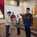 Penyerahan SK pensiunan oleh Pj Bupati Jepara kepada perwakilan pensiunan di Gedung Shima pada Kamis, 1 Agustus 2024. (Muhammad Aminudin/Harianmuria.com)