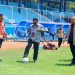 Penjabat (Pj) Bupati Kudus, Muhamad Hasan Chabibie, sedang mengecek rumput stadion Wergu Wetan dengan bermain bola, Selasa 27 Agustus 2024. (Mohammad Fathur Rohman/Harianmuria.com)