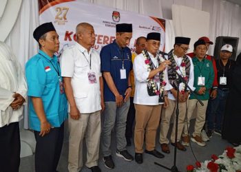 Pasangan Sudewo-Risma Ardhi Chandra bersama partai pengusungnya menyampaikan pesan-pesannya dalam Konferensi Pers di Kantor Komisi Pemilihan Umum (KPU) Kabupaten Pati pada Rabu 28 Agustus 2024. (Setyo Nugroho/Harianmuria.com)