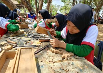 Sejumlah pelajar mengikuti lomba ukir di Benteng Fort Jepara pada Selasa 27 Agustus 2024. (Muhammad Aminudin/Harianmuria.com)