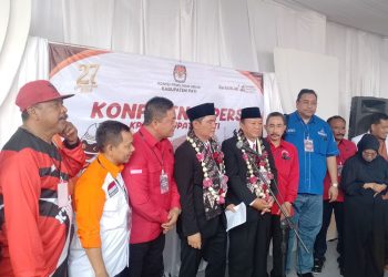 Calon bupati dan calon wakil bupati Pati Wahyu Indriyanto-Suharyono menyampaikan sambutan saat mendaftar di Kantor KPU Pati, Kamis 29 Agustus 2024. (Arif Febriyanto/Harianmuria.com)