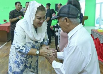 SIMBOLIS: Wali Kota Semarang, Hevearita G. Rahayu, menyerahkan BLT DBHCHT, Selasa 10 September 2024. (Pemkot Semarang/Harianmuria.com)
