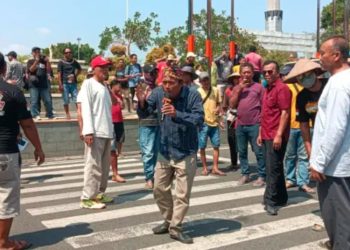 Massa aksi yang tergabung dalam aringan Masyarakat Peduli Petani (JMPP) pada Rabu, 25 September 2024 di Alun-Alun Pati Kota. Mereka menyuarakan protes atas disitanya 5 unit alat berat oleh pihak kepolisian akibat mengeruk tanah persawahan. (Arif Febriyanto/Harianmuria.com)