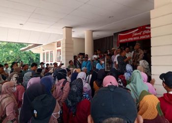 Ratusan nasabah BMT Harum menggeruduk Kantor Dewan Perwakilan Rakyat Daerah (DPRD) Kabupaten Rembang agar anggota dewan memanggil Pengelola BMT Harum, Agus Sutrisno, Rabu, 25 September 2024. (Setyo Nugroho/Harianmuria.com)