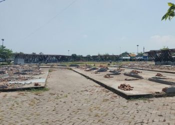 Kondisi kios di bagian tengah Alun-alun Kembangjoyo Pati dibongkar, Senin, 30 September 2024. (Arif Febriyanto/Harianmuria.com)