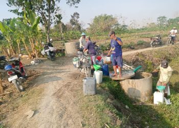MENUNGGU GILIRAN: Warga Dukuh Ngrayung, Desa Sidomulyo, Kecamatan Banjarejo, Blora antri untuk mendapatkan air bersih, dari pagi hingga siang hari. (Dok. Pribadi/Harianmuria.com)