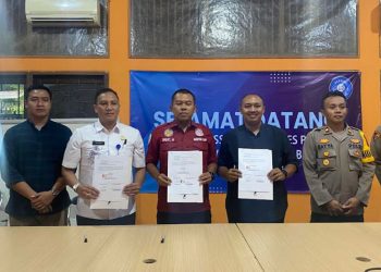 Penandatanganan Assessment oleh tim auditor, Sigit H (tengah), Kabid Olahraga Disdikpora, Widoro (dua dari kiri), tim manajemen persiku, Idris (dua dari kanan) di ruang KONI Kudus pada Kamis, 5 September 2024. (Mohammad Fathur Rohman/Harianmuria.com)