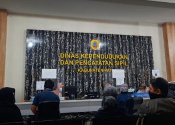 POTRET: Suasana pelayanan di kantor Dinas Kependudukan dan Pencatatan Sipil (Disdukcapil) Kabupaten Pati. (Google Photos Muhammad Amrullah/Harianmuria.com)