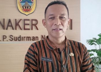 Kepala Disnaker Pati, Bambang Agus Yunianto saat dimintai keterangan wartawan. (Arif Febriyanto/Harianmuria.com)