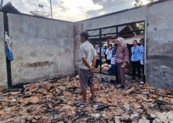 MENINJAU: Calon Bupati Rembang nomor urut 1, Vivit Dinarini Atnasari, meninjau rumah korban kebakaran di Desa Gedongmulyo, Kecamatan Lasem pada Sabtu, 19 Oktober 2024. (Tim Vivit-Umam/Lingkar.news)