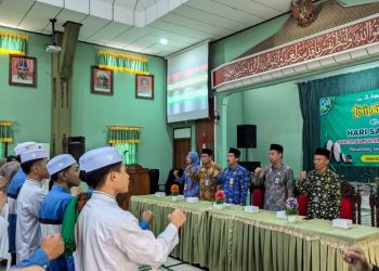 Sekretaris Daerah Jepara Edy Sujatmiko bersama Kepala Kemenag Jepara Akhsan Muhyiddin dan jajarannya, memimpin pembukaan acara lomba rebana dalam rangka Hari Santri Nasional. (Mohammad Aminudin/Harianmuria.com)
