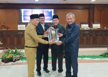 Pj Bupati Jepara Edy Supriyanta menyerahkan draft RAPBD tahun 2025 kepada pimpinan DPRD Kabupaten Jepara, Senin, 21 Oktober 2024. (Tomi Budianto/Harianmuria.com)