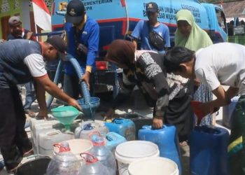 Warga Dukuh Jasem, Desa Jepangrejo, Kecamatan Blora saat menerima bantuan air bersih. (Dok. for Harianmuria.com)