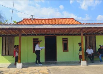 Tim survei dari Disperakim Grobogan meninjau progres pembangunan RTLH di salah satu rumah warga Kabupaten Grobogan, beberapa waktu lalu. (Dok. Desperkim Grobogan/Harianmuria.com)