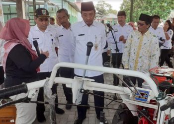 Bupati Rembang, Abdul Hafidz saat meninjau langsung bantuan alat pertanian traktor kecil. (Dok. for Harianmuria.com)