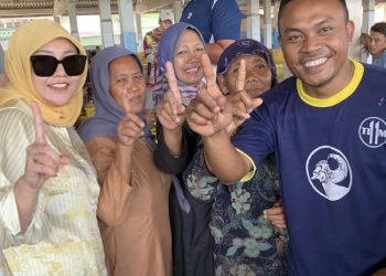 Calon Bupati Rembang Vivit Dinarini Disambut Satu Jari saat Kunjungi TPI Serang