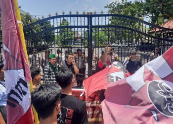 Belasan mahasiswa menggeruduk Kantor Bupati Pati untuk menuntut transparansi pada proses pengisian Perades, Jumat, 26 Oktober 2024. (Arif Febriyanto/Harianmuria.com)