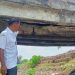 Petugas Dinas Pekerjaan Umum dan Penataan Ruang (DPUPR) saat meninjau perbaikan darurat jembatan Nambuhan. (Dok. DPUPR Grobogan/Harianmuria.com)