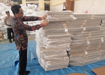 Ribuan Bilik Suara Pilkada 2024 Tiba di Gudang KPU Rembang