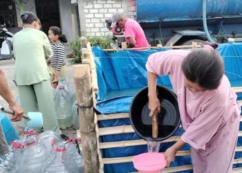 Warga Desa Pedak, Kecamatan Sulang, Kabupaten Rembang tengah mengambil air bersih, Selasa, 29 Oktober 2024. (Setyo Nugroho/Harianmuria.com)