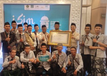 Masjid Jami’Al-Ilham Desa Bakalan, Kecamatan Dukuhseti, Kabupaten Pati usai menerima juara II dalam ajang Anugerah Masjid Agung Percontohan dan Ramah (AMPeR) di Hotel Swiss-Belhotel Solo pada Selasa, 1 Oktober 2024. (Dok. for Harianmuria.com)