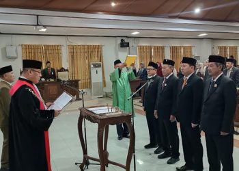 Pimpinan DPRD Kabupaten Jepara masa jabatan periode 2024-2029 mengucapkan sumpah/janji di Ruang Rapat Graha Paripurna DPRD Jepara, Rabu, 16 Oktober 2024. (Tomi Budianto/Harianmuria.com)