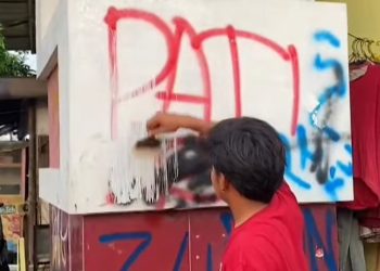 Dewan Apresiasi Suporter Tim Sepak Bola Pati Bersihkan Coretan Vandalisme