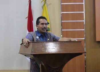 Sekretaris Daerah (Sekda) Kabupaten Jepara Edy Sujatmiko saat membuka sosialisasi pemberdayaan Komite Sekolah dan Kepala Sekolah di Lembaga Pendidikan Swasta, yang digelar Dewan Pendidikan Jepara (DPJ) di Gedung Shima Jepara, Selasa, 15 Oktober 2024. (Tomi Budianto/Harianmuria.com)