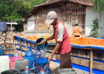 Warga mengambil air bersih di penampungan umum. (Mutia Parasti/Harianmuria.com)