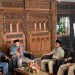 Ketua Dewan Perwakilan Rakyat Daerah (DPRD) Kabupaten Kudus, Masan (memakai batik biru) menerima audiensi Ketua KONI Kudus, Sulistyanto (kemeja kream) terkait minimnya alokasi anggaran untuk tahun 2025 di ruang tamu DPRD Kudus, Jumat, 29 November 2024. (Mohammad Fahtur Rohman/Harianmuria.com)
