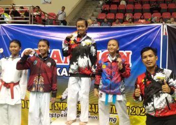 Atlet karate Grobogan menerima medali di ajang Popda SD-SMP se-Jawa Tengah yang digelar di Semarang, baru-baru ini. (Dok. Forki/Harianmuria.com)