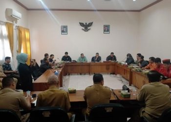 Mahasiswa melakukan audiensi dengan DPRD dan para Camat terkait protes pelaksanaan pengisian perangkat desa. Audiensi digelar di kantor DPRD Pati pada Senin, 4 November 2024. (Arif Febriyanto/Harianmuria.com)