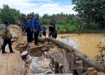 Penjabat (Pj) Bupati Pati, Sujarwanto Dwiatmoko, bersama jajaran Forum Koordinasi Pimpinan Daerah (Forkopimda) meninjau langsung lokasi tanggul yang jebol akibat limpasan air Sungai Godo, Pati, Jumat, 29 November 2024. (Mohammad Fahtur Rohman/Harianmuria.com)