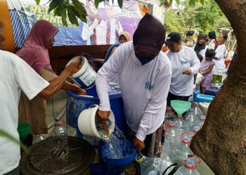 Warga Desa Pranti, Kecamatan Sulang, Kabupaten Rembang berebut mengambil bantuan air bersih pada Sabtu, 1 November 2024. (Setyo Nugroho/Harianmuria.com)