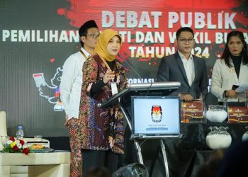 Ambil Poin Penuh Debat Pilkada Rembang, Vivit-Umam Dinilai Lebih Siap Realisasikan Program Kerja - Harianmuria Pasangan Calon (Paslon) nomor urut 01, Vivit Dinarini Atnasari dan Zaimul Umam Nursalim (Gus Umam) saat memaparkan visi misi serta program kerja dalam Debat Pilkada Rembang yang digelar di Hotel Pollos pada Selasa malam, 12 November 2024. (Dok. for Harianmuria.com)