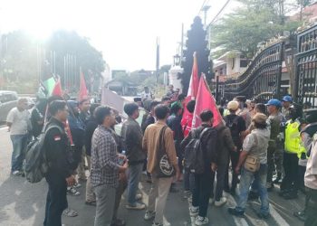 Puluhan mahasiswa saat melakukan demonstrasi di depan kantor Bupati Pati dan DPRD Pati, Jumat, 2 November 2024. (Arif Febriyanto/Harianmuria.com)