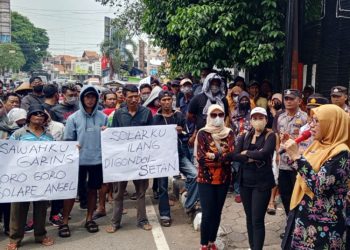 Ratusan petani menyuarakan keberatan atas penerapan skema barcode dalam pembelian solar di depan kantor Dispertan Pati, Selasa, 12 November 2024. Massa sempat ditemui langsung Kepala Dispertan Pati Niken Tri Meiningrum. (Arif Febriyanto/Harianmuria.com)