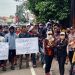 Ratusan petani menyuarakan keberatan atas penerapan skema barcode dalam pembelian solar di depan kantor Dispertan Pati, Selasa, 12 November 2024. Massa sempat ditemui langsung Kepala Dispertan Pati Niken Tri Meiningrum. (Arif Febriyanto/Harianmuria.com)