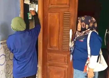 Gemuruh Nasdem Rembang Masifkan Kampanye Door to Door untuk Menangkan Vivit-Umam - Harianmuria Kader Nasdem Kabupeten Rembang menempelkan stiker bergambar Vivit-Umam di rumah warga Sedan, Rembang sebagai bentuk sosialisasi program unggulan, Senin, 11 November 2024. (Dok. for Harianmuria.com)