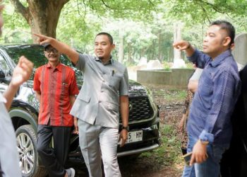 Anggota Komisi D DPRD Jepara, Haizul Ma'arif saat melakukan monitoring bakal tempat pembuangan sampah (TPS) baru di Desa Sengon, Kecamatan Mayong, Kabupaten Jepara, Rabu, 13 November 2024. (Tomi Budianto/Harianmuria.com)