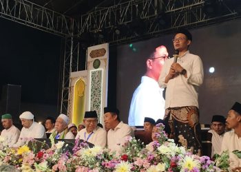Gus Umam memberikan sambutan dalam acara sholawatan di Pondok Pesantren LP3IA  Desa Narukan, Kecamatan Kragan, Kabupaten Rembang pada Minggu, 17 November 2024. (Dok. for Harianmuria.com)